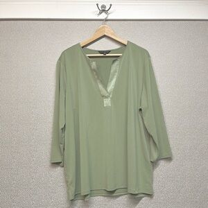 XXL Banana Republic Satin Lined V-neck Cropped Sleeves Top